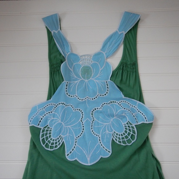 Free People Tops - Vintage Free People back flower appliqué v-neck tank with pockets HTF